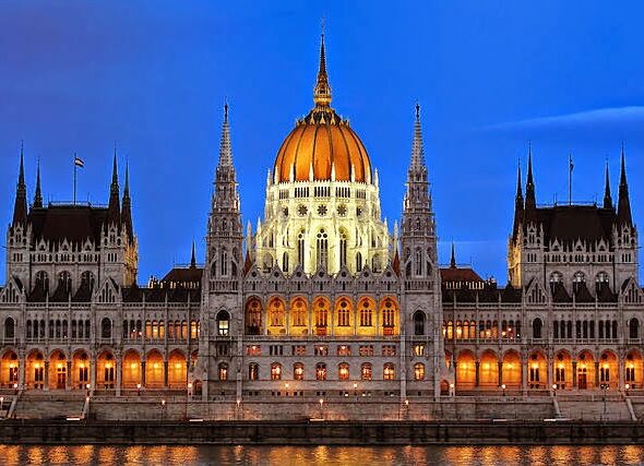 Macaristanda+Üniversite